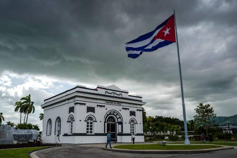 Bandera cubana vista a la entrada del cementerio Santa Ifigenia en la provincia de Santiago.