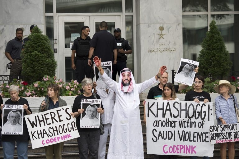 En el último mes se han llevado a cabo varias protestas en contra de Mohammad bin Salmán fuera de la Embajada de Arabia Saudita en Estados Unidos y la Casa Blanca. Las manos ensangrentadas han sido de lo más controversial en ellas.