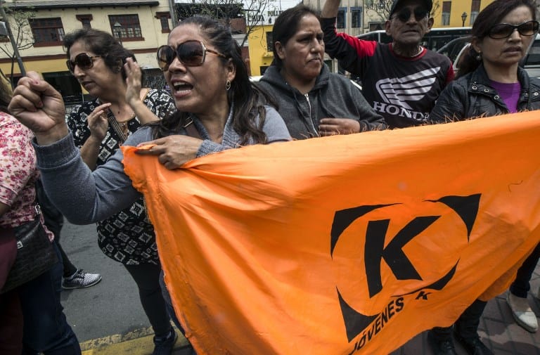 Partidarios de Keiko se reunieron fuera de la jefatura de la policía de Lima en protesta de su detención.