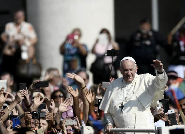 El Papa Francisco recibió con una sonrisa a los fieles en una canonización llevada a cabo en la Plaza de San Pedro.