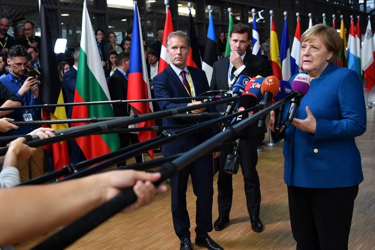 Angela Merkel respondió preguntas a la prensa previo a su llegada a la junta. 