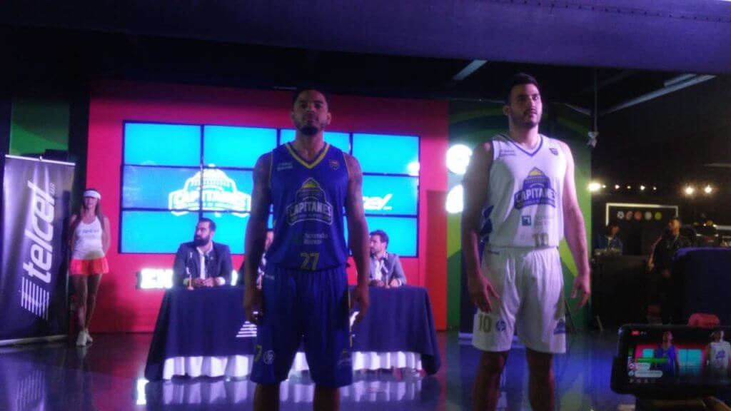 Daniel Girón junto a Jonathan Machado como presentadores del nuevo uniforme.