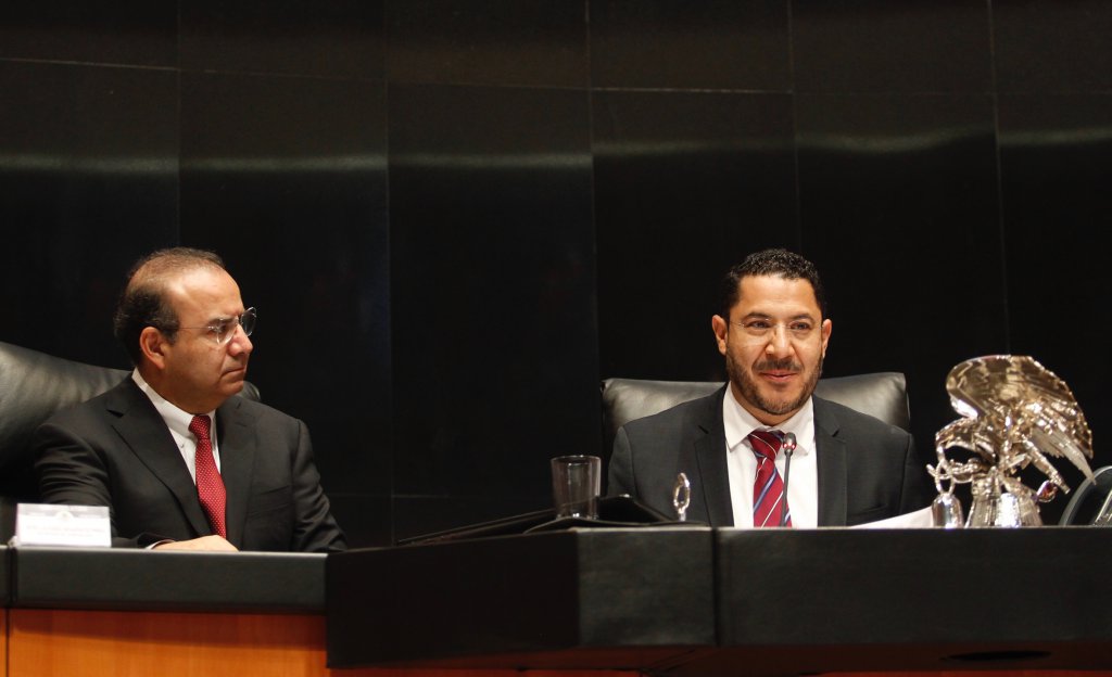 Previo a su intervención, Navarrete tuvo unos momentos de plática con el  presidente de la Cámara de Senador, Martí Batres.