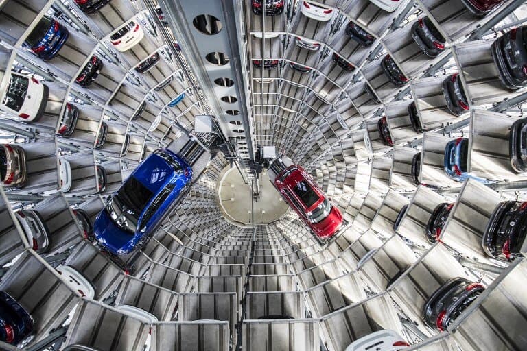 Carros de Volkswagen observados en la torre principal de almacenamiento en Wolfsburgo.