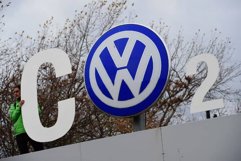 El equipo de Greenpeace mostró sus molestias en 2015 afuera de la planta de Volkswagen en Wolfsburgo, justo después de que saliera a la luz el Dieselgate.