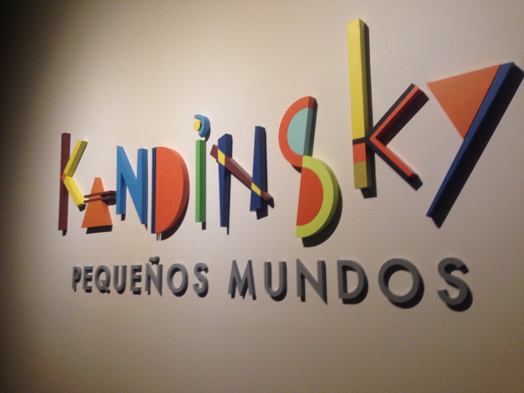 La exposición de Kandinsky cuenta con una aplicación que lleva por nombre ArtGuide, la cual ofrece más información de las obras escaneando un código.