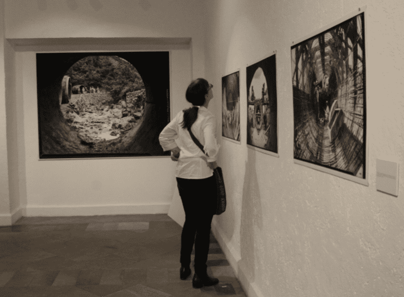 Exposición Somos todo aquello. Miradas al acervo del Museo Archivo de la Fotografía, proyecto de Christiane Burkhard en la planta baja. 