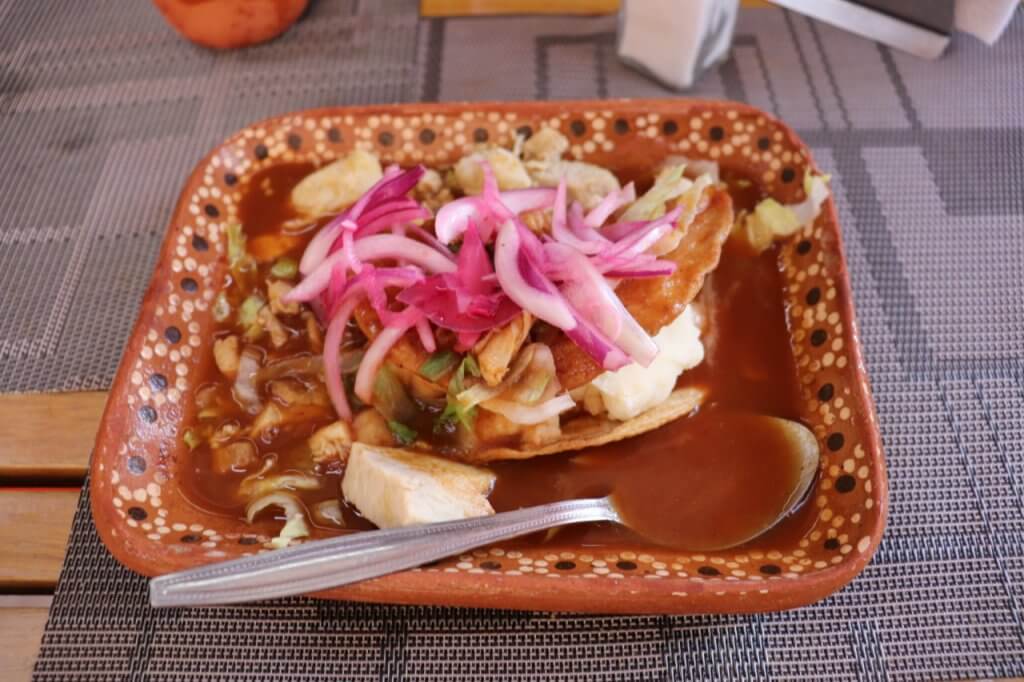 Los tacos dorados de papa con carnitas es uno de los platillos más solicitados en La Chiva. | Créditos: Dante Casas