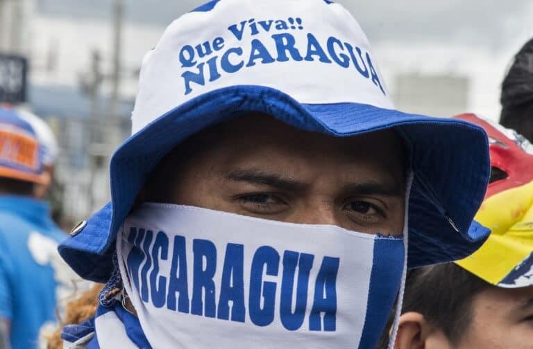 Nicaragüense habitante de Costa Rica toma parte de una protesta a las afueras de la embajada de su país en contra de Ortega.