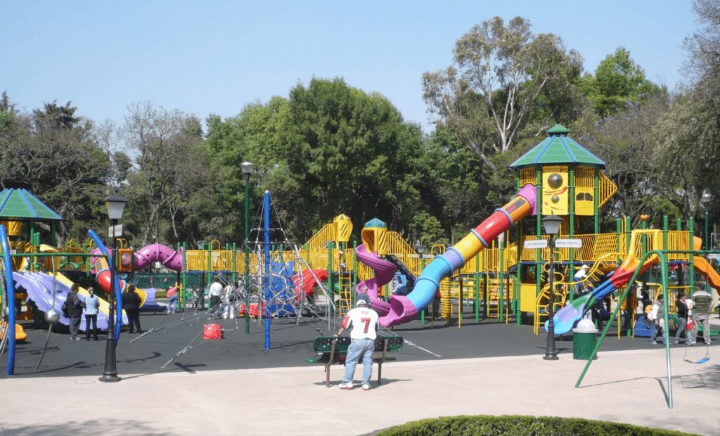 El parque también cuenta con un área para niños y una pequeña feria.