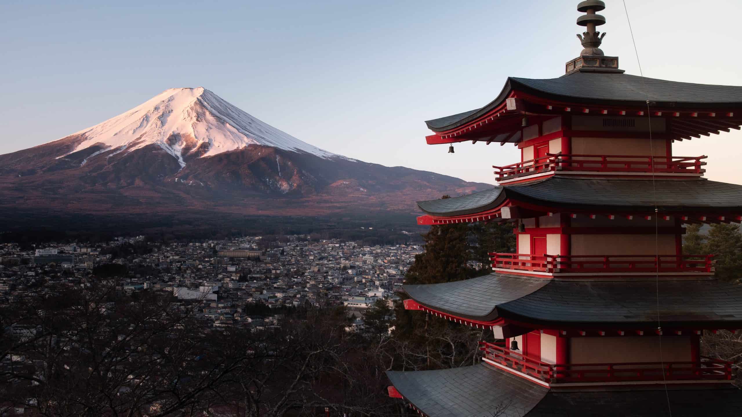 Horizontal shot of the red Chureito Pagoda in Japan, with Fujiyama (Mount Fuji) in the background. Pagoda, Japón